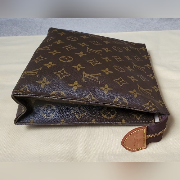 LOUIS VUITTON TOILETRY 26 COSMETIC BAG - Picture 3 of 16